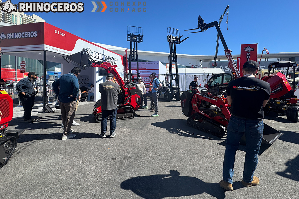 Стенд компании Rhinoceros, посвященный строительной технике, на выставке CONEXPO CON AGG 2026 с экскаваторами и погрузчиками.